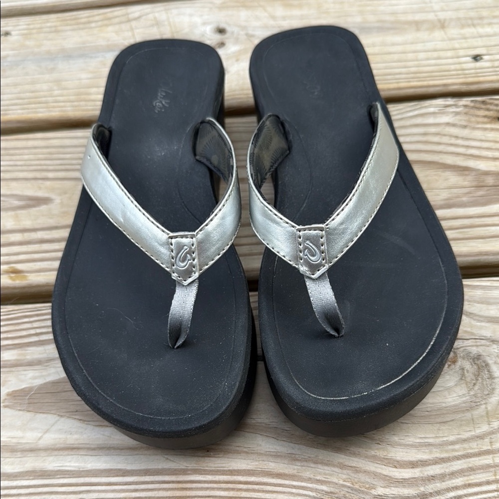 OluKai Size 10 Black and Gray Sandals with Wave Pattern Sole - Picture 7 of 7
